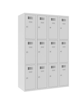 Ein lichtgrauer Fächerschrank mit vier Abteilen und zwölf Fächern mit jeweils einer Tür. Alle Türen sind geschlossen. Der Schrank steht vor einem weißen Hintergrund.